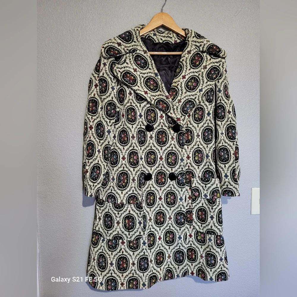 Vintage Paisley Patterned Coat with Black Buttons Size Large - Picture 1 of 12